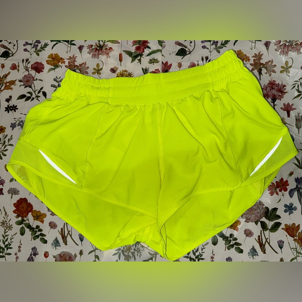 🔥 Lululemon Hotty Hot Shorts 2.5” – Electric Lemon – Size 6 🔥